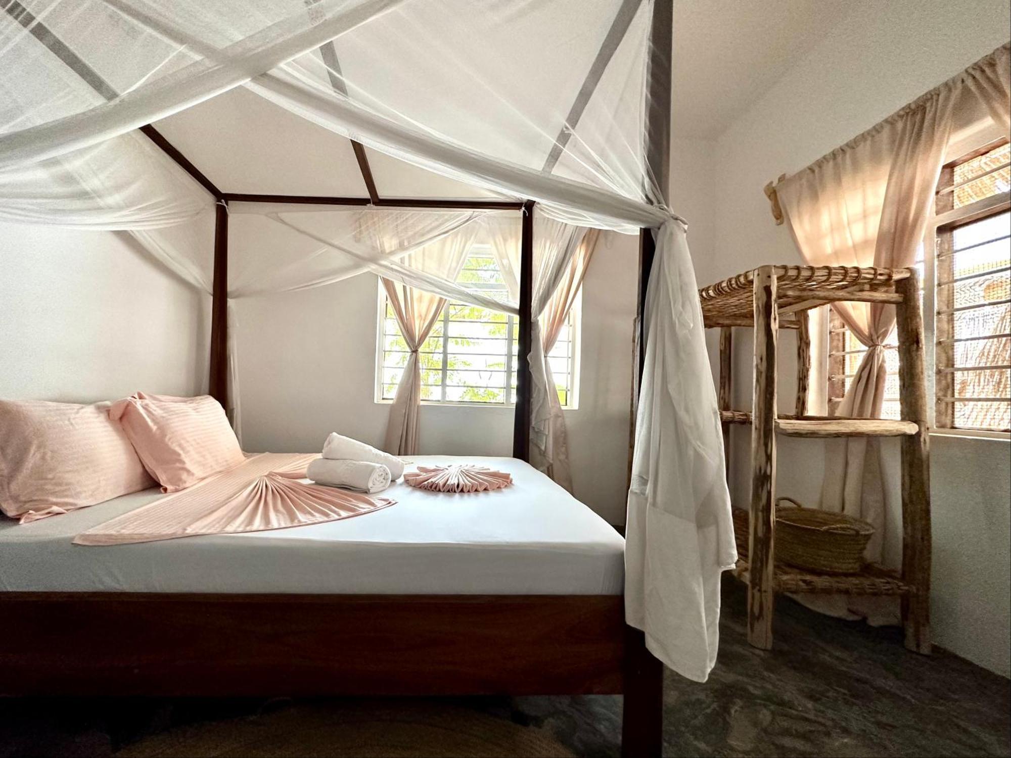 Mlango Paje House II Bed & Breakfast ภายนอก รูปภาพ